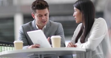 Dijital tablet kullanarak bir kayıt dışı iş toplantı iş arkadaşları