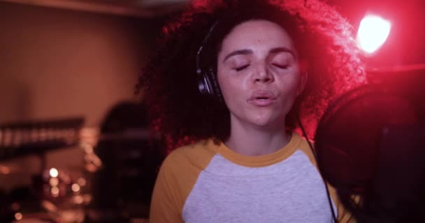 Chanteur Dans Studio Enregistrement Musique — Video