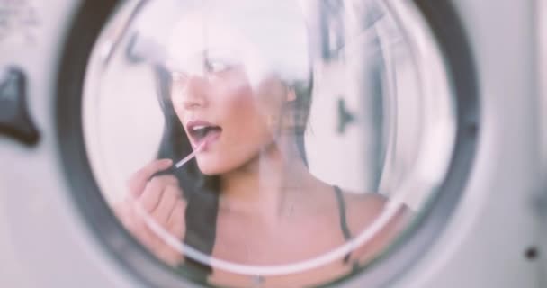 Mujer Lavanderia Aplicando Maquillaje — Vídeos de Stock