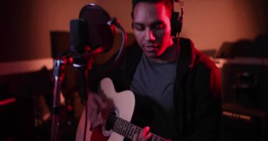 Müzisyen bir müzik kayıt stüdyosu