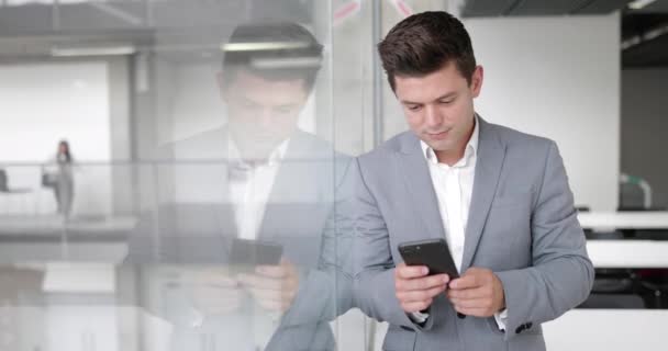 Uomo Affari Che Utilizza Smartphone Ufficio — Video Stock