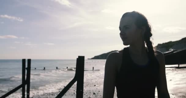 Женщина Стоит Пляже Моря — стоковое видео