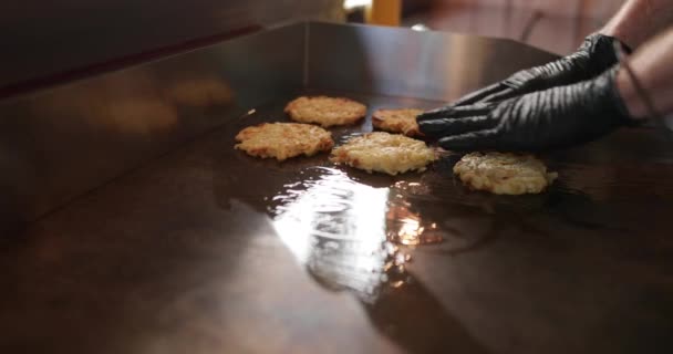 Comida Camión Propietario Preparación Alimentos — Vídeos de Stock