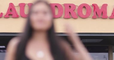 Kameraya bakarak Laundrette dışarıda erkek