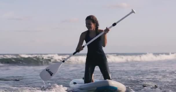 Kvinnliga Praktiken Paddel Ombordstigning Havet — Stockvideo