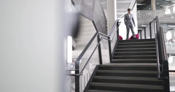 Бізнесмен Йде Сходах Офісі — стокове відео