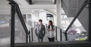 Bir ofiste merdiven yukarı yürümeye ve konuşmaya arkadaşları