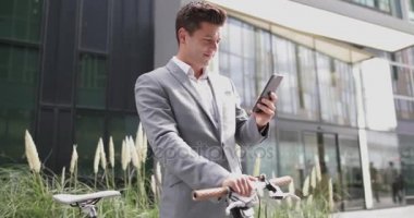 Bisiklet ve smartphone ile işadamı