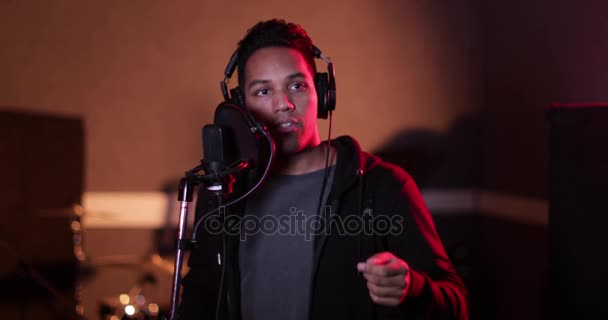 Rappeur Dans Studio Enregistrement Musical — Video