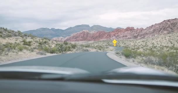 カーブの多い道路を走行する車からハメ撮り — ストック動画