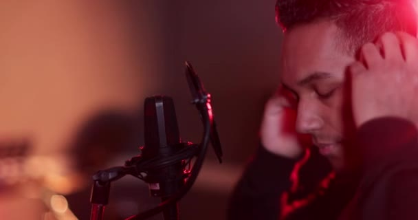 Rapper Een Muziekstudio Voor Opname — Stockvideo