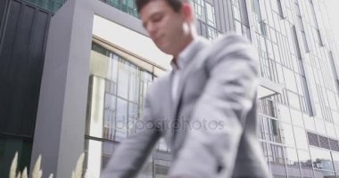 İşadamı Smartphone kullanarak bir toplantı için Bisiklete binme