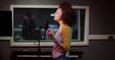 Kayıt stüdyosu şarkıcı ile çalışan müzik yapımcısı