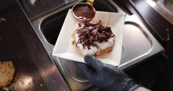 Food Truck Eigenaar Klantorder Voorbereiden — Stockvideo