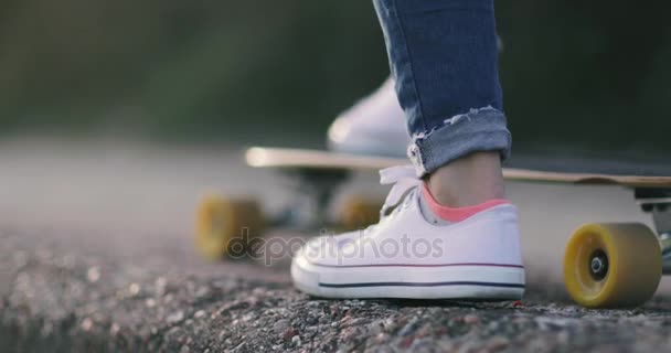 Zbliżenie Młodych Dorosłych Kobiet Skateboarding Zachodzie Słońca — Wideo stockowe