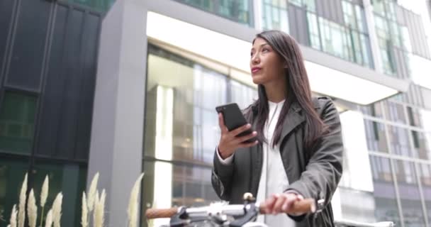 Geschäftsfrau Mit Fahrrad Und Smartphone — Stockvideo