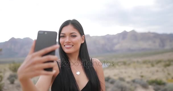 Mujer Tomando Selfie Desierto — Vídeo de stock