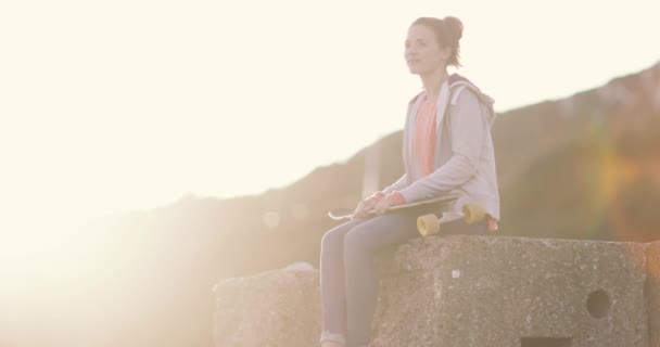 Porträt Eines Coolen Jungen Erwachsenen Skateboarders Bei Sonnenuntergang — Stockvideo