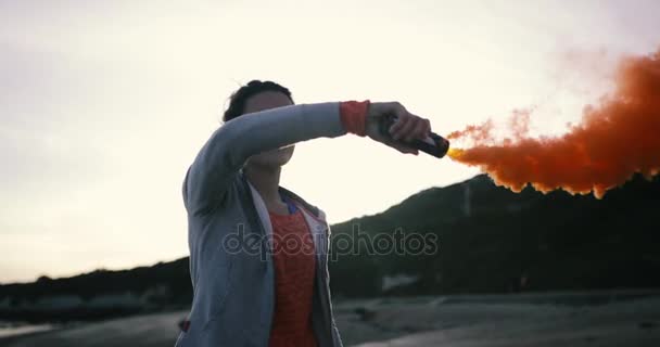 年轻的成年女性持有烟雾手榴弹和滑板 — 图库视频影像