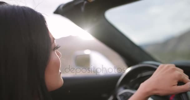 Žena jízdy kabrioletem na roadtrip