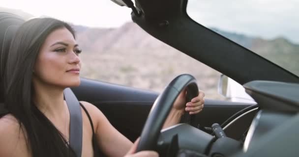 Feminino Condução Conversível Carro Estrada — Vídeo de Stock