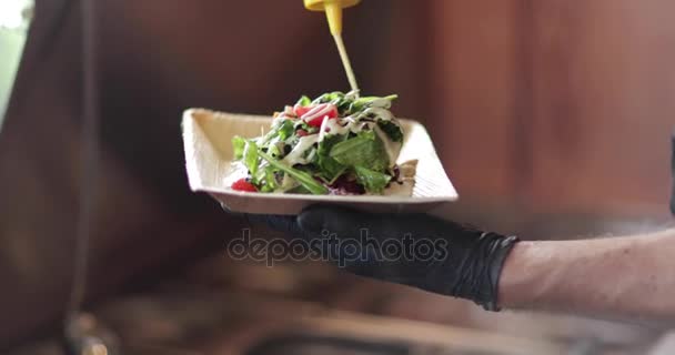 Food Truck Propriétaire Préparer Une Salade — Video