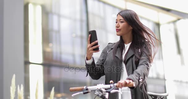 Radfahrerin Macht Ein Selfie — Stockvideo