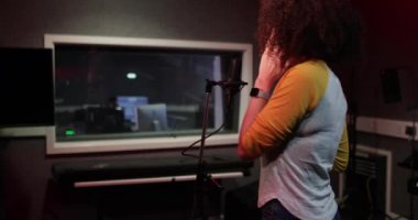 Kayıt stüdyosu şarkıcı ile çalışan müzik yapımcısı