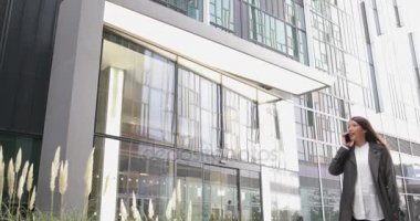 Şehirde yürüyüş smartphone kullanan kadın