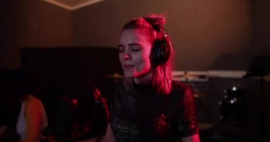 Bir müzik kayıt stüdyosu şarkıcı