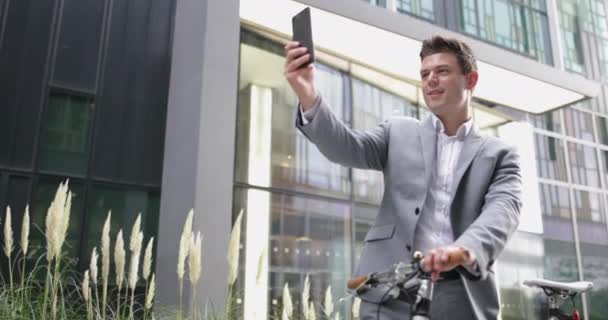 Selfie スローモーションを取って男性サイクリスト — ストック動画