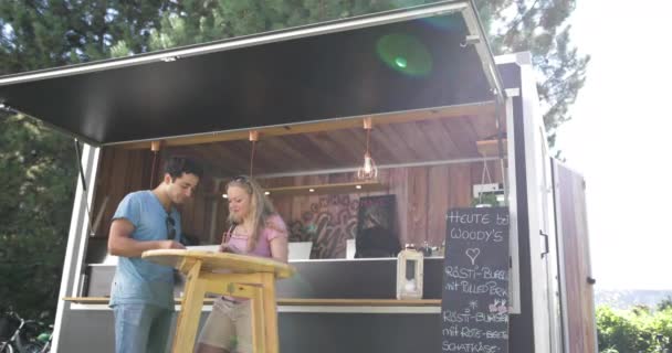 Jong Volwassen Koppel Buiten Eten Food Truck Muziekfestival — Stockvideo
