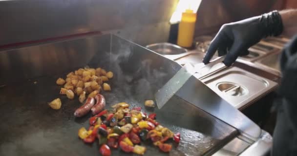 新鮮な食材を調理食品トラック所有者 — ストック動画