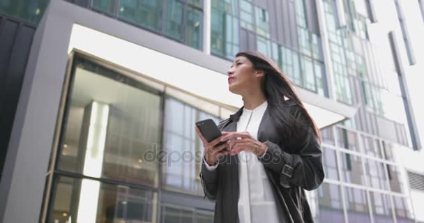 Donna Affari Che Utilizza Smartphone Piedi Città — Video Stock