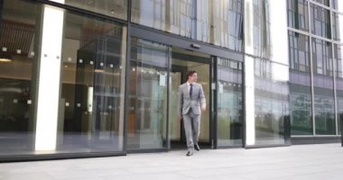 İş bir heal tıklayın atlama iş bırakarak işadamı