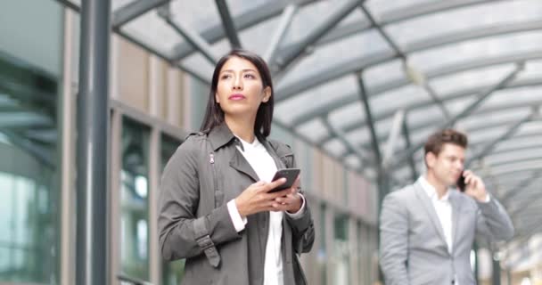 Empresaria Esperando Tren Plataforma Con Smartphone Mano — Vídeos de Stock