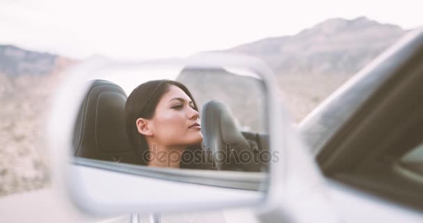 Atrakcyjna Kobieta Samochodzie Patrząc Lusterko Wsteczne — Wideo stockowe
