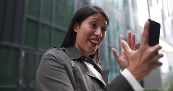 Mujer Sonriente Videollamada Aire Libre — Vídeos de Stock