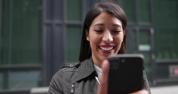 Uśmiechnięta Kobieta Rozmowie Wideo Zewnątrz — Wideo stockowe