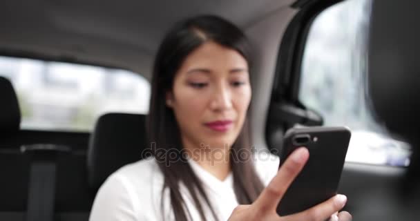 Kobieta Interesu Taxi Cab Pomocą Smartfona — Wideo stockowe