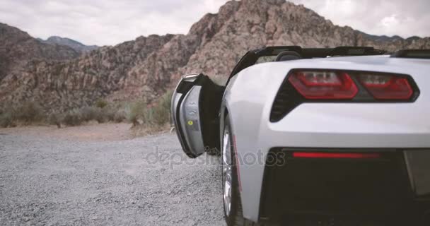 Lépett Konvertibilis Autó Motor Beindítása Sivatagban — Stock videók