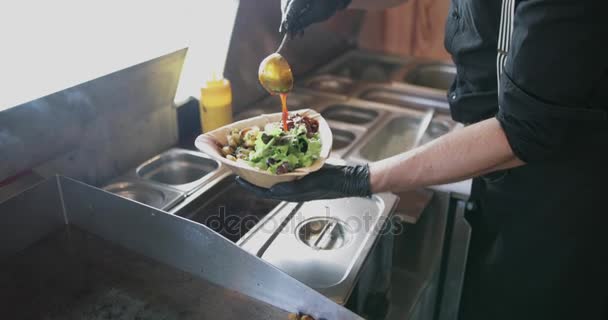 Camion alimentaire propriétaire placage d'un plat 