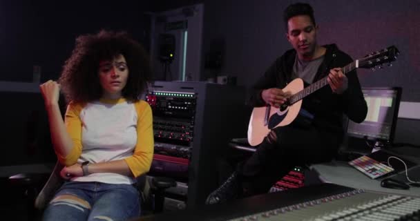 Band Werken Een Track Samen Een Opnamestudio — Stockvideo