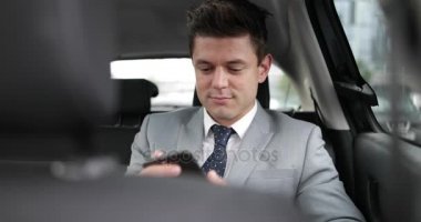İşadamı smartphone kullanarak taksi