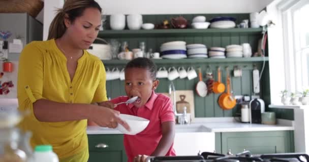 Mãe Ajudando Filho Com Café Manhã Casa — Vídeo de Stock