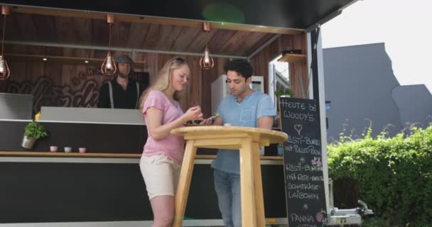 Pareja Comiendo Afuera Camión Comida — Vídeos de Stock