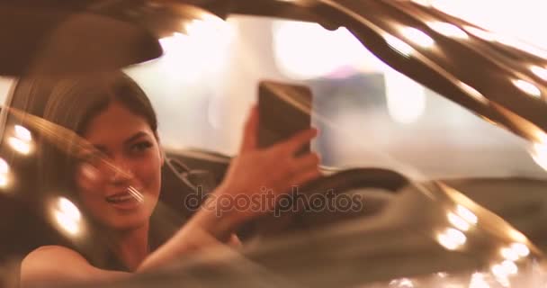 Mujer Tomando Selfie Por Noche Coche Antes Salir — Vídeos de Stock