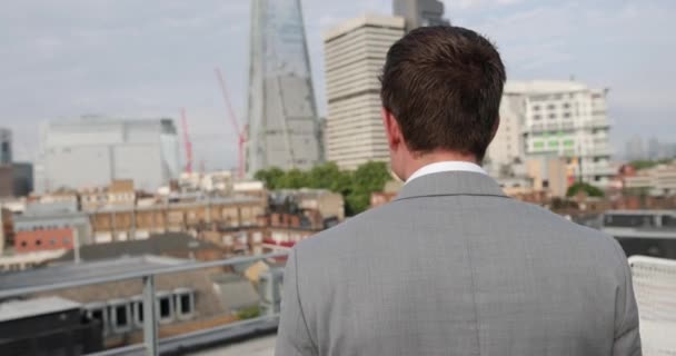 Affärsman Som Tittar London City Skyline — Stockvideo