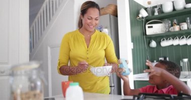 Kahvaltı ederken oynayan çocuk