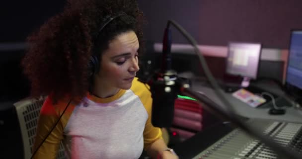 Vrouwelijke Radio Een Opnamestudio — Stockvideo